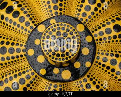 Yayoi Kusama la zucca gialla close-up, Victoria Miro art gallery di Londra, in una piovosa giornata d'estate, 25 Luglio 2009 Foto Stock