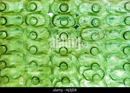 Grande gruppo di vuoto di colore verde riciclare bottiglie di vetro Foto Stock