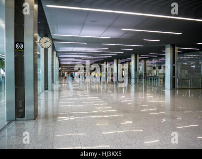 Nuovo aeroporto moderno, terminale 1, secondo piano a Balice, Cracovia, con porte passeggeri e il controllo di sicurezza Foto Stock