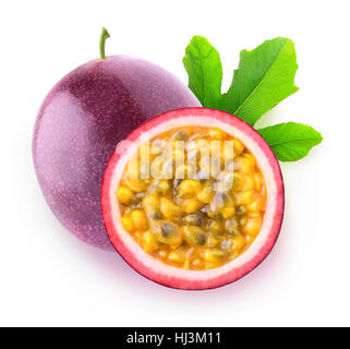 Passionfruits isolato. Un intero frutto della passione (maracuya) e una fetta isolato su sfondo bianco con tracciato di ritaglio Foto Stock