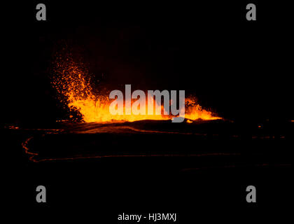 Attivo di lava che esplodono dentro il cratere Halemaumau di notte, vulcano Kilauea, Parco Nazionale dei Vulcani delle Hawaii,, STATI UNITI D'AMERICA Foto Stock