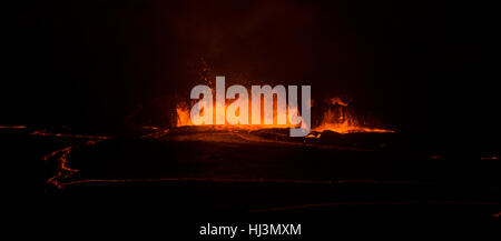 Attivo di lava che esplodono dentro il cratere Halemaumau di notte, vulcano Kilauea, Parco Nazionale dei Vulcani delle Hawaii,, STATI UNITI D'AMERICA Foto Stock