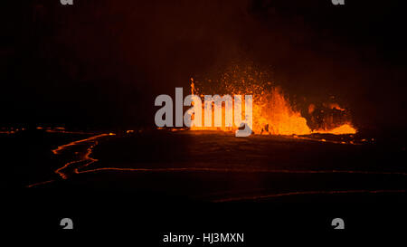 Attivo di lava che esplodono dentro il cratere Halemaumau di notte, vulcano Kilauea, Parco Nazionale dei Vulcani delle Hawaii,, STATI UNITI D'AMERICA Foto Stock