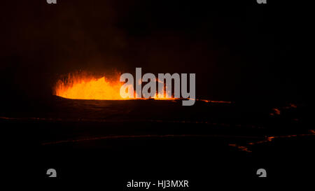 Attivo di lava che esplodono dentro il cratere Halemaumau di notte, vulcano Kilauea, Parco Nazionale dei Vulcani delle Hawaii,, STATI UNITI D'AMERICA Foto Stock