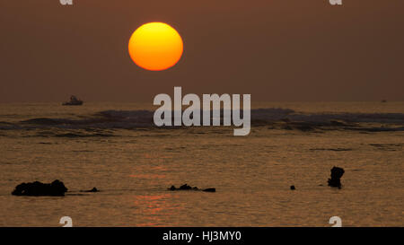 Tramonto sull'Ala Moana Beach, Honolulu Oahu, Hawaii, STATI UNITI D'AMERICA Foto Stock