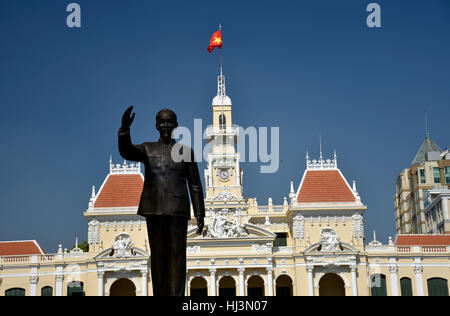 Presidente Ho Chi Minh statua nella plaza di fronte alla Ho Chi Minh City Hall, Vietnam Foto Stock