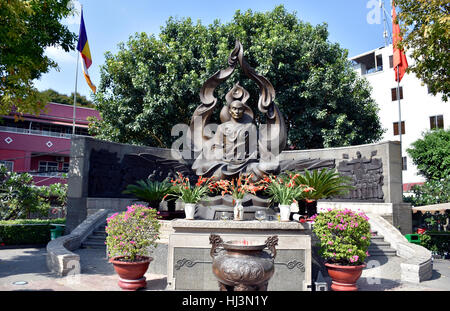 Thich Quand Duc Monumento all'incrocio di ciascun Mang Thang e Nguyen Dinh Chieu viali, Ho Chi Minh City, Vietnam Foto Stock