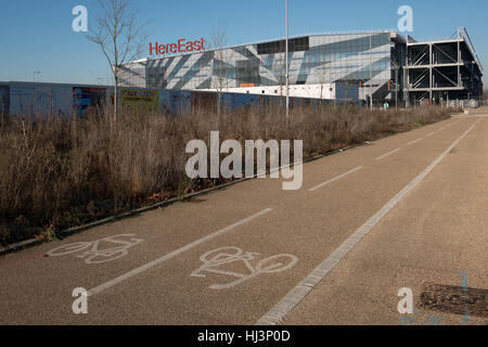 Il qui est spazio commerciale presso la Queen Elizabeth Parco Olimpico di Stratford, a est di Londra. La Londra di sviluppo Legacy Corporation ha stabilito un ambizioso piano per rigenerare la zona attorno al sito del 2012 Giochi Olimpici, creando un mix di alloggiamento, spazio business e servizi pubblici. Foto Stock