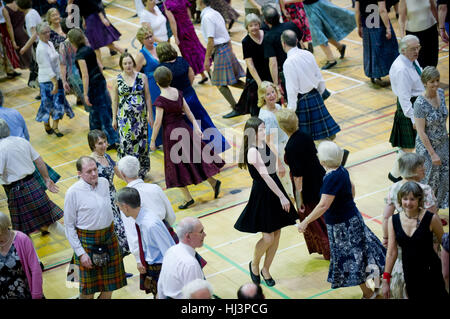 Un folto gruppo di persone partecipando a Scottish Country Dancing. Foto Stock