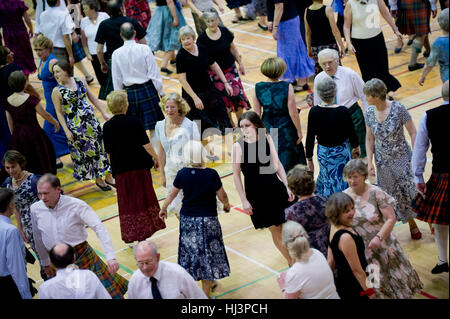 Un folto gruppo di persone partecipando a Scottish Country Dancing. Foto Stock