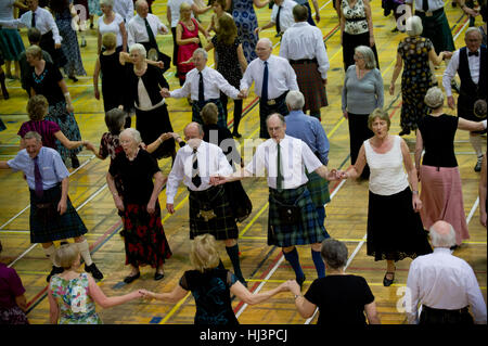 Un folto gruppo di persone partecipando a Scottish Country Dancing. Foto Stock