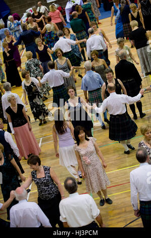 Un folto gruppo di persone partecipando a Scottish Country Dancing. Foto Stock