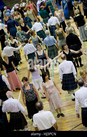 Un folto gruppo di persone partecipando a Scottish Country Dancing. Foto Stock