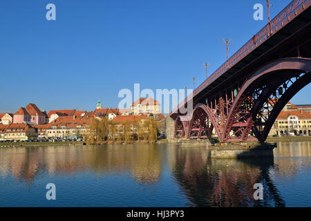 Maribor, Slovenia. Glavni ponte sopra il fiume Drava che conduce a Maribors Old Town. Foto Stock