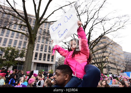 Washington DC, Stati Uniti. Xxi gen, 2017. Diverse centinaia di migliaia di persone, le donne e i loro sostenitori, raccolti lungo Viale Indipendenza di rally e marzo in opposizione all' inaugurazione di Donald Trump come 45th presidente degli USA. Credito: Andy Katz/Pacific Press/Alamy Live News Foto Stock