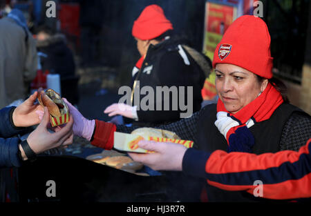 I tifosi dell'Arsenal acquistare cibo al di fuori del terreno a monte della Premier League a Emirates Stadium di Londra. Foto Stock