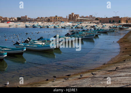 MIRBAT, Oman - gennaio 07,2016: piccole barche da pesca in Mirbat, Dhofar, Oman Foto Stock