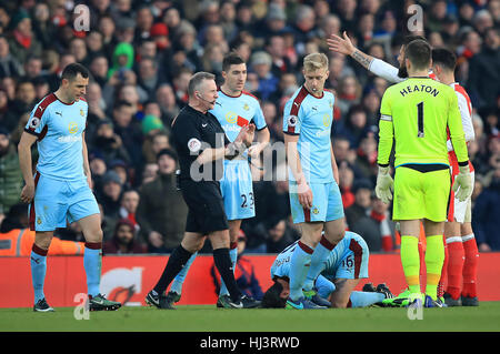 Arbitro Jonathan Moss (seconda a sinistra) mostra dell'Arsenal Granit Xhaka (a destra) il cartellino rosso durante il match di Premier League a Emirates Stadium di Londra. Foto Stock