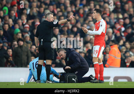 Burnley's Steven Defour (sinistra) è lasciato feriti sul terreno dopo una sfida da dell'Arsenal Granit Xhaka (a destra) durante il match di Premier League a Emirates Stadium di Londra. Foto Stock