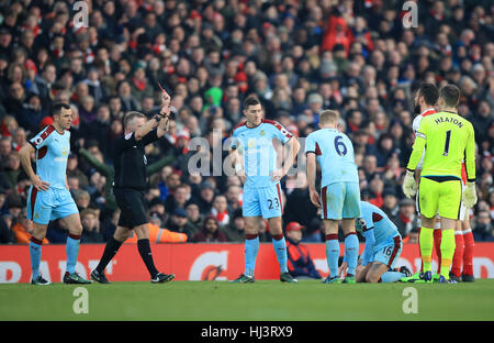 Arbitro Jonathan Moss (seconda a sinistra) mostra dell'Arsenal Granit Xhaka (a destra) il cartellino rosso durante il match di Premier League a Emirates Stadium di Londra. Foto Stock