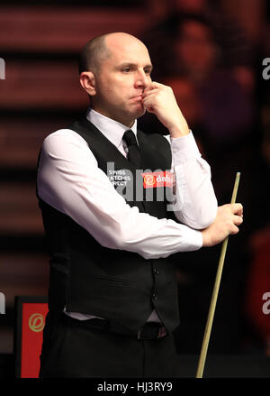 Joe Perry si affaccia su durante la sua partita contro Ronnie O'Sullivan durante il giorno 8 dell'Dafabet Masters a Alexandra Palace di Londra. Foto Stock