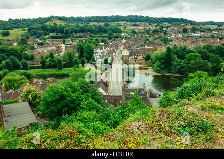 Una vista da est attraverso il fiume Severn lungo St Johns Street Bridgnorth Shropshire REGNO UNITO Foto Stock