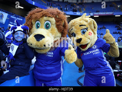 Un giovane Chelsea fan in posa per una fotografia con la mascotte Stamford e Bridgett prima della Premier League a Stamford Bridge, Londra. Foto Stock