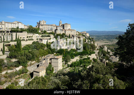Vista sull'appollaiato villaggio sulla collina di Gordes nel Parco Regionale del Luberon e colline di Luberon Vaucluse Provence Francia Foto Stock