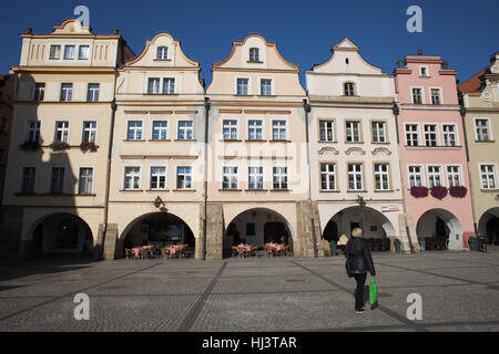 Casamenti barocco e le case borghesi con porticato e frontoni a Jelenia Gora Piazza della Città Vecchia, Polonia, Bassa Slesia, Europa Foto Stock