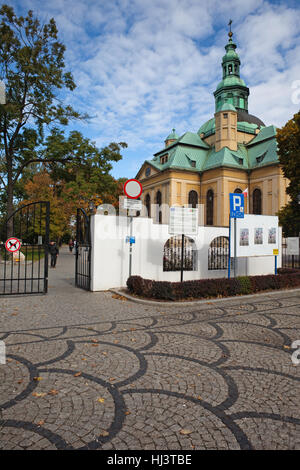 La Chiesa dell Esaltazione della Santa Croce a Jelenia Gora, Polonia, Europa, porta d ingresso al XVIII secolo punto di riferimento della città. Foto Stock