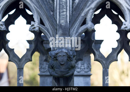 Statua di Pietra lapidi in un cimitero Foto Stock