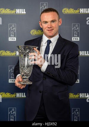 Il Manchester United Wayne Rooney posano con i suoi premi da scrittori di calcio Associazione durante un FWA Cena di gala al Savoy di Londra. Foto Stock