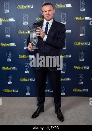 Il Manchester United Wayne Rooney posano con i suoi premi da scrittori di calcio Associazione durante un FWA Cena di gala al Savoy di Londra. Foto Stock