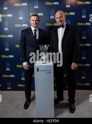 Wayne Rooney del Manchester United viene premiato dall'associazione degli scrittori di calcio Patrick Barclay durante una cena di gala FWA al Savoy, Londra. Foto Stock