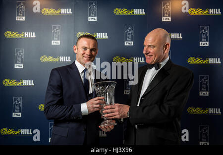 Il Manchester United Wayne Rooney è presentato il suo premio da scrittori di Football Association Patrick Barclay durante un FWA Cena di gala al Savoy di Londra. Foto Stock