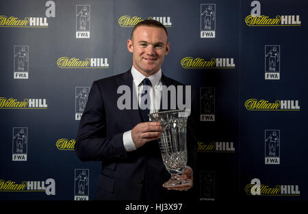 Il Manchester United Wayne Rooney posano con i suoi premi da scrittori di calcio Associazione durante un FWA Cena di gala al Savoy di Londra. Foto Stock