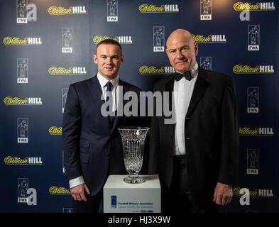 Il Manchester United Wayne Rooney è presentato il suo premio da scrittori di Football Association Patrick Barclay durante un FWA Cena di gala al Savoy di Londra. Foto Stock