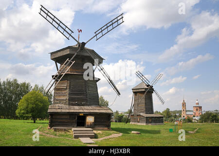 Vecchi Mulini a vento in una fila. Suzdal Museo di Architettura in Legno e vita contadina, Russia Foto Stock