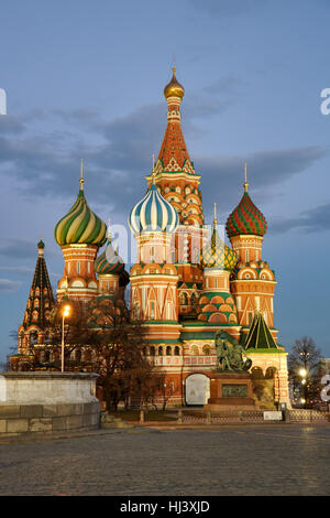 Il Regno celeste sulla Piazza Rossa a molla del crepuscolo. Cattedrale di San Basilio, Mosca, Russia Foto Stock