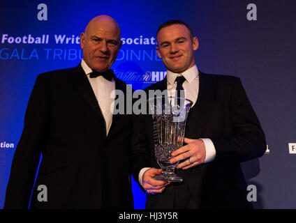 Gli scrittori di Football Association presidente Patrick Barclay presenta il Manchester United Wayne Rooney con i suoi premi durante la FWA Cena di gala al Savoy di Londra. Foto Stock