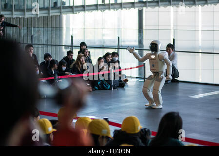 Honda ASIMO robot esegue una dimostrazione per studenti presso il Museo Nazionale della Scienza emergente e innovazione (Miraikan) Foto Stock