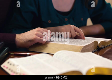 Coppia giovane a studiare insieme la Parola di Dio Foto Stock