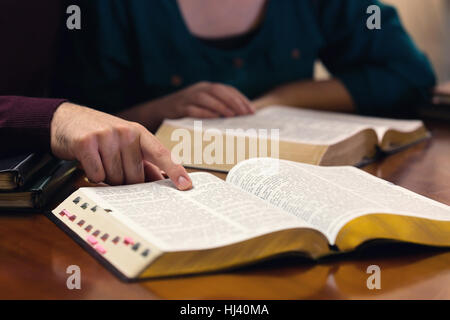 Coppia giovane a studiare insieme la Parola di Dio Foto Stock