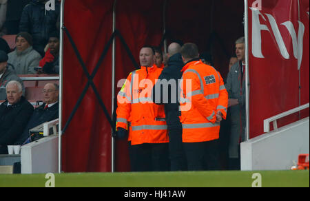 Arsenal Manager Arsene Wenger remonstrates con un ufficiale dopo essere stati inviati allo stand durante il match di Premier League tra Arsenal e Burnley presso l'Emirates Stadium di Londra. Il 22 gennaio 2017. Solo uso editoriale Foto Stock