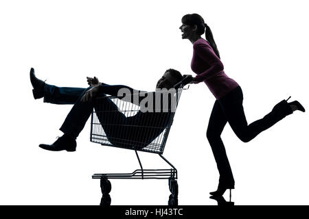 Un caucasian giovane donna con uomo seduto nel carrello in silhouette studio isolato su sfondo bianco Foto Stock