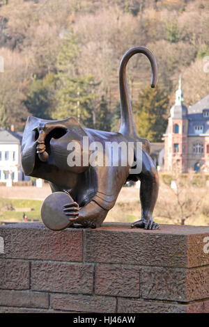 Monkey, scultura in bronzo, specchio, emblema, scimmia, scultura, muro, riflessione, Foto Stock