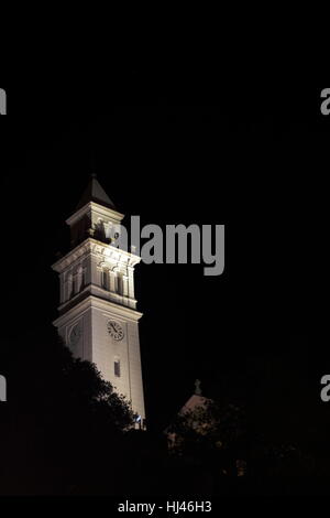 San Filippo e Giacomo Chiesa / torre campanaria in Novi Vinodolski Croazia di notte visto dal di sotto con spazio copia & superiore destra Foto Stock