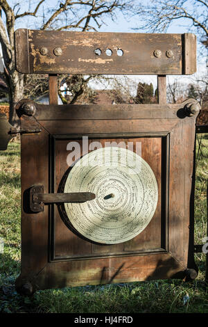 Organetto fabbricazione, workshop, ingresso gate con metallo perforato disco, Grassau, Alta Baviera, Baviera, Germania Foto Stock