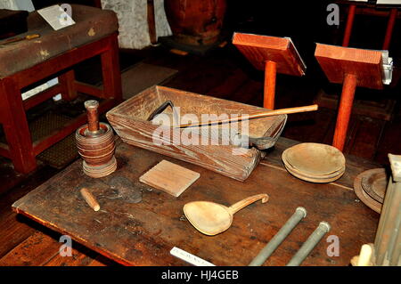 Guilford, Connecticut - Luglio 10, 2015: xvii secolo coloniale utensili da cucina sono visualizzati su un tavolo da cucina al 1639 Henry Whitfield House Foto Stock