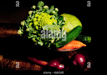 Footed piastra con verdure Foto Stock